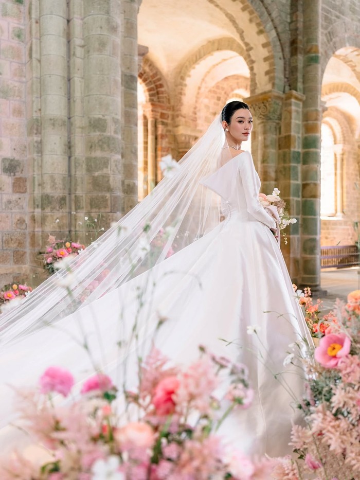 Sebagai model yang telah lama berkecimpung di dunia fashion, Ming Xi memilih rumah mode terbaik untuk gaun pernikahannya. Hasilnya adalah gaun couture eksklusif yang memadukan kemewahan dan sentuhan artistik./ Foto: instagram.com/josevilla
