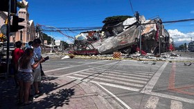 Gempa magnitudo 7,8 mengguncang Filipina dan Sulawesi Utara, menandakan aktivitas tektonik. Ahli sebut ini sebagai alarm bagi Indonesia.