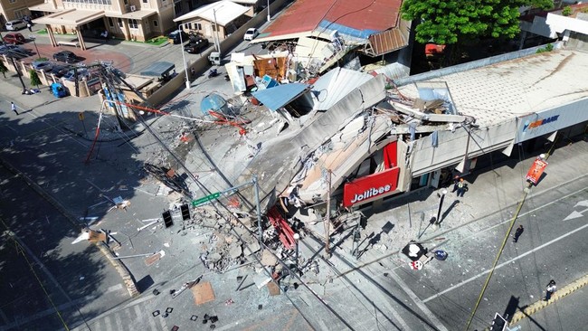 Sebanyak 19 orang tewas imbas gempa dengan magnitudo 7,8 mengguncang Filipina pada Senin (8/6).

