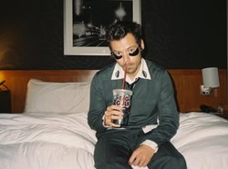 Harry Styles Bikin Kejutan di Amsterdam, Seluruh Kopi Pelanggan Dibayar!