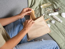 Apa Itu Anxiety Bag? Tren Baru yang Ramai Dipakai untuk Tenangkan Diri
