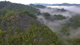 Foto udara kawasan wisata karst Bukit Tamulun, Desa Berkun, Limun, Sarolangun, Jambi, Rabu (17/11/2021). Karst Bukit Tamulun yang berada di hutan adat Tamulun Indah di bagian hulu Sungai Batang Limun merupakan salah satu wisata alam potensial namun t