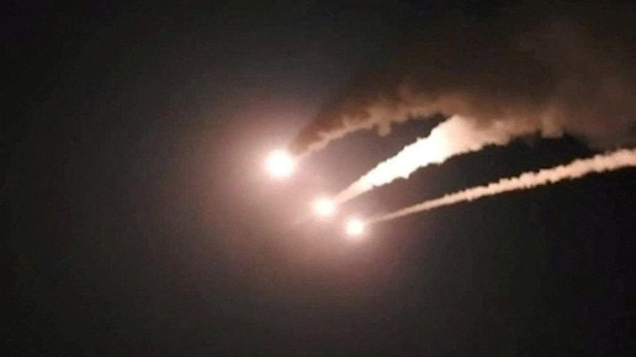 Iran meluncurkan rudal ke arah Israel, di letak nan tidak diketahui, dalam gambar tak bersuara ini nan diambil dari video nan dirilis pada 7 Juni 2026.