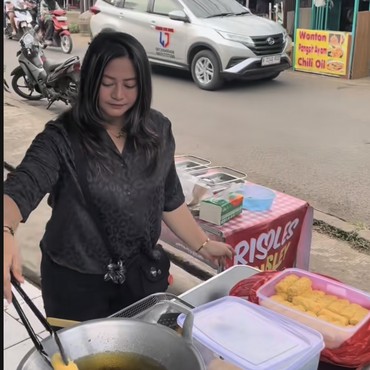 Sibuk Jualan Risol, Jelita Bahar Ngaku Sering Direpotkan Permintaan Foto Pembeli