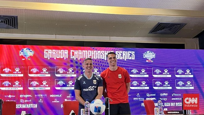 John Herdman dan Joey Pelupessy memberi keterangan pers sebelum Timnas Indonesia menghadapi Mozambik.