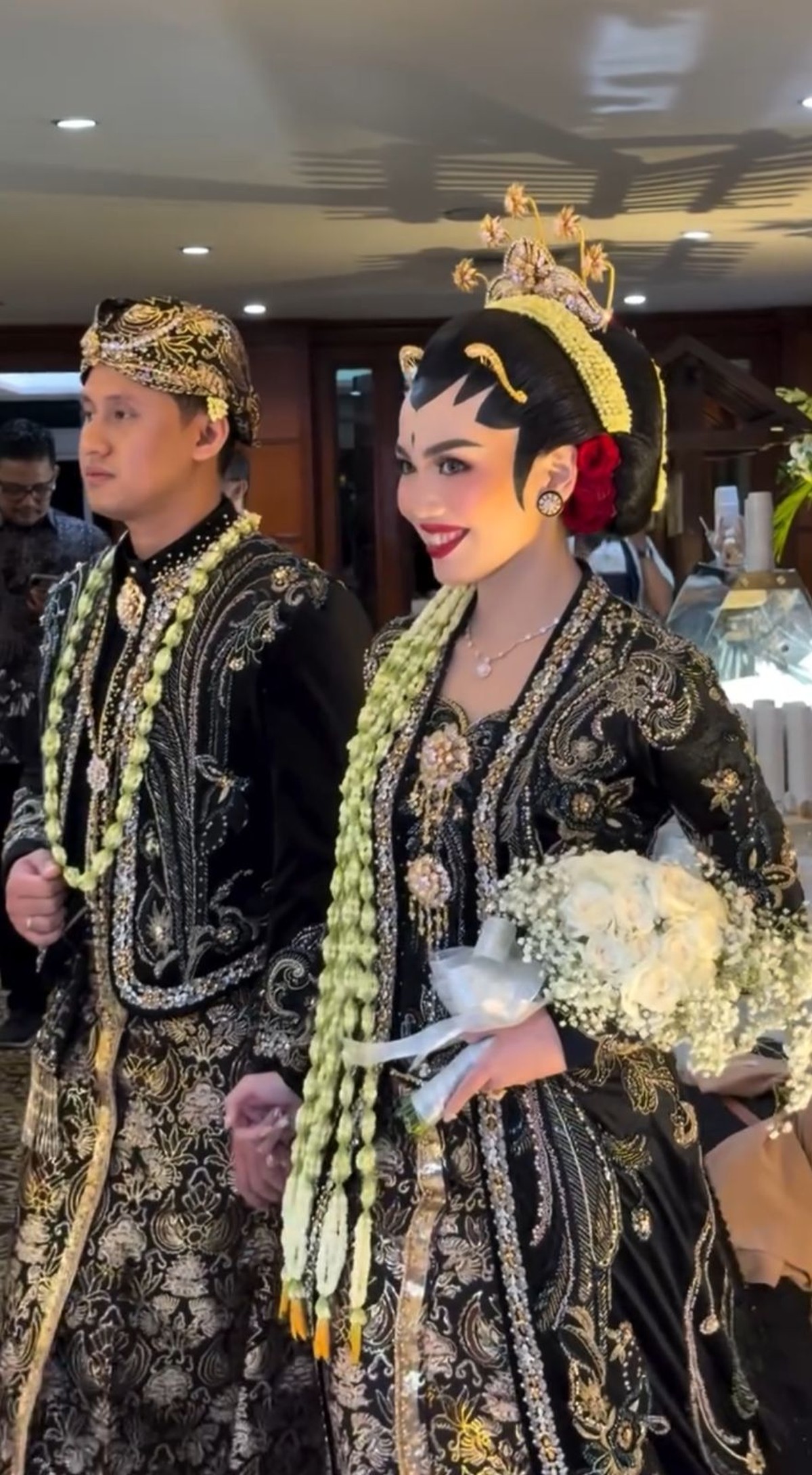 Karnisya Rahma Putri Teddy Syach dan Alm Rina Gunawan Menikah&comma; Ini Potretnya