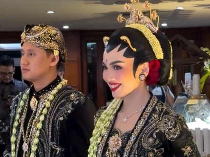 Karnisya Rahma Putri Teddy Syach dan Alm Rina Gunawan Menikah, Ini Potretnya