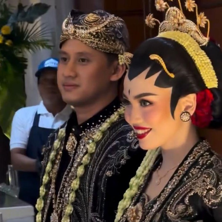 <p>Kabar bahagia tengah menghampiri keluarga aktor Teddy Syach. Putrinya yang bernama Karnisya Rahma telah resmi menikah dengan pujaan hatinya, Safrizal Ariq, dalam sebuah rangkaian prosesi yang berlangsung khidmat dan penuh haru. (Foto: Instagram @melly_goeslaw)</p>