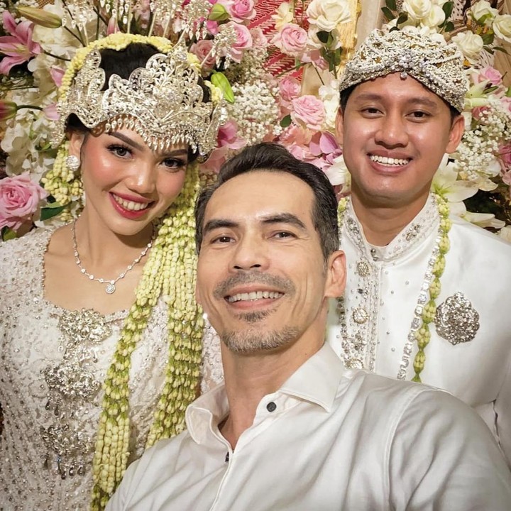 <p>Dalam unggahan lainnya, Atalarik Syach turut mengabadikan momen kebersamaan dengan keponakannya, Karnisya Rahma. Ia terlihat membagikan potret tersebut di media sosial. "<em>Happy Wedding</em> ya keponakanku<em> @karnivers_offc</em> dengan Ariq. Semoga bahagia dan indah selalu membawa rumah tangganya," tulis Atalarik, dikutip dari akun Instagram <em>@ariksyach</em>. (Foto: Instagram @ariksyach)</p>