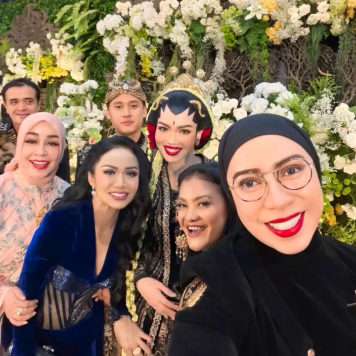 <p>Beberapa artis pun turut hadir dalam pernikahan putri Teddy Syach tersebut, salah satunya Melly Goeslaw. Lewat unggahannya, Melly mengungkapkan rasa haru dan bahagianya bisa menyaksikan momen spesial tersebut. "Sedih dan haru serta bahagia menyaksikan pernikahan dede Nisya, putri dari sahabat kami almarhumah Rina Gunawan. Semua kawan berkumpul meminta segala rasa haru dan bahagia. Selamat ya dede Nisya sayang, bahagia lahir batin dunia akhirat bersama pilihanmu," kata Melly Goeslaw. (Foto: Instagram @melly_goeslaw)</p>