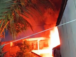 Kebakaran di Jalan Angkasa Makassar Hanguskan 1 Kosan dan Rumah