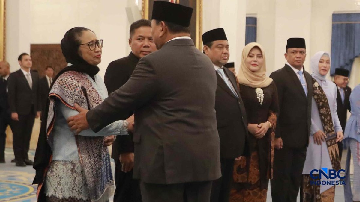 Tangis Haru Nanik S. Deyang Saat Dilantik Prabowo Sebagai Kepala BGN