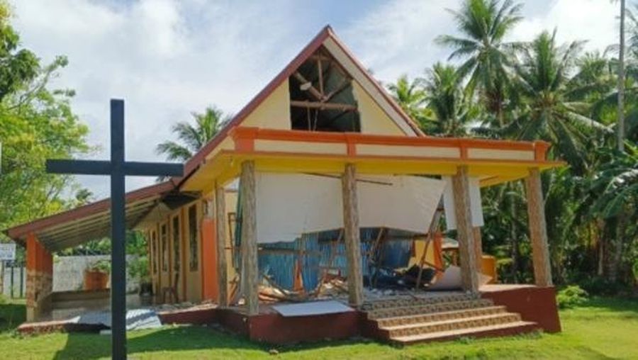 Kerusakan Gereja Masehi Injili Sangihe Talaud (GMIST) dan rumah penduduk akibat terdampak gempabumi Magnitudo 7.7 pada Senin (8/6). (Dok. BPBD Provinsi Sulawesi Utara)