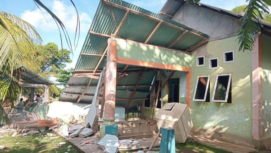 Kerusakan Gereja Masehi Injili Sangihe Talaud (GMIST) dan rumah penduduk akibat terdampak gempabumi Magnitudo 7.7 pada Senin (8/6). (Dok. BPBD Provinsi Sulawesi Utara)