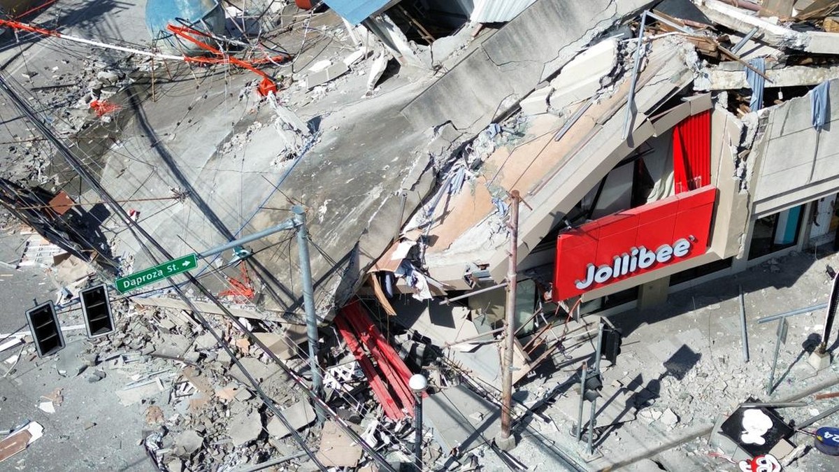 Potret Gedung Hancur Total Usai Gempa-Warning Tsunami Guncang Filipina