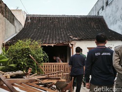 Gazebo Tetiba Ambruk, 2 Lansia di Semarang Terjebak dalam Rumah