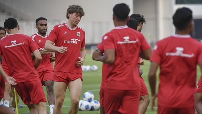 Pesepak bola Timnas Indonesia menjalani latihan resmi menjelang pertandingan FIFA Matchday di Stadion Madya, Senayan, Jakarta, Senin (8/6/2026). Latihan tersebut sebagai ajang persiapan melawan Timnas Mozambik pada Selasa (9/6/2026). ANTARA FOTO/M Ri