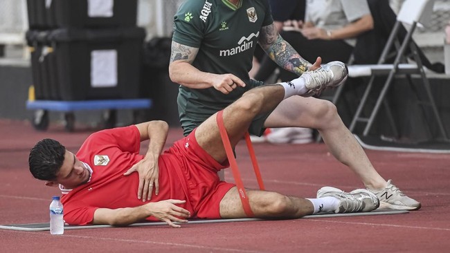 Pesepak bola Timnas Indonesia Justin Hubner mendapat terapi pemulihan cedera saat latihan resmi di Stadion Madya, Senayan, Jakarta, Senin (8/6/2026). Justin Hubner mengalami cedera ketika melawan Timnas Oman pada Jumat (5/6/2026). ANTARA FOTO/M Risya