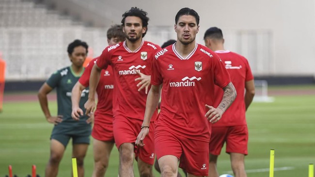 Pesepak bola Timnas Indonesia menjalani latihan resmi menjelang pertandingan FIFA Matchday di Stadion Madya, Senayan, Jakarta, Senin (8/6/2026). Latihan tersebut sebagai ajang persiapan melawan Timnas Mozambik pada Selasa (9/6/2026). ANTARA FOTO/M Ri