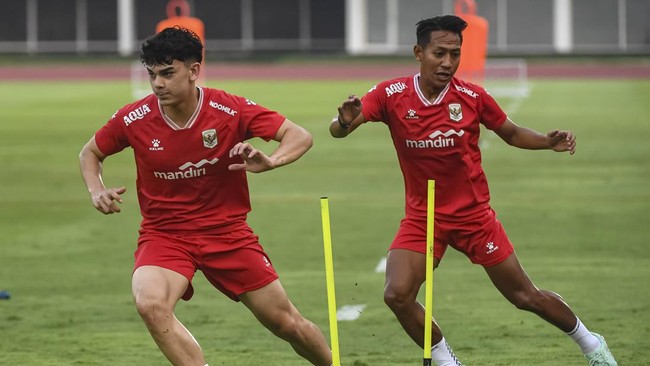 Pesepak bola Timnas Indonesia Mathew Ryan Baker (kiri) dan Beckham Putra Nugraha (kanan) menjalani latihan resmi menjelang pertandingan FIFA Matchday di Stadion Madya, Senayan, Jakarta, Senin (8/6/2026). Latihan tersebut sebagai ajang persiapan melaw