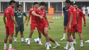 Pesepak bola Timnas Indonesia menjalani latihan resmi menjelang pertandingan FIFA Matchday di Stadion Madya, Senayan, Jakarta, Senin (8/6/2026). Latihan tersebut sebagai ajang persiapan melawan Timnas Mozambik pada Selasa (9/6/2026). ANTARA FOTO/M Ri