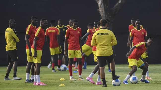 Pesepak bola Timnas Mozambik menjalani latihan resmi menjelang pertandingan FIFA Matchday di Lapangan ABC, Kompleks GBK, Senayan, Jakarta, Senin (8/6/2026). Latihan tersebut sebagai ajang persiapan melawan Timnas Indonesia pada Selasa (9/6/2026). ANT