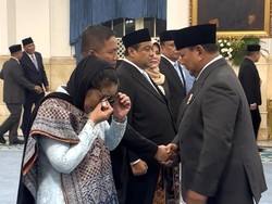 Air Mata Nanik Saat Dilantik Prabowo Jadi Kepala BGN