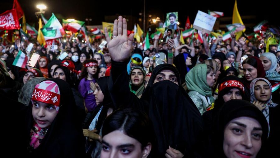 Orang-orang meneriakkan slogan-slogan selama demonstrasi anti-AS dan Israel setelah serangan rudal Iran ke Israel, di Teheran, Iran, 7 Juni 2026.