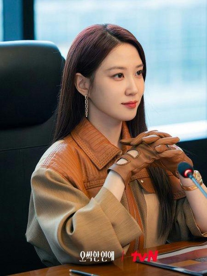 Serba leather, Park Eun Bin memamerkan gaya berkelas dengan blazer berbahan kulit dengan sarung tangan serupa yang terlihat semakin matching./ Foto: tvN