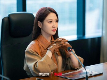 Serba leather, Park Eun Bin memamerkan gaya berkelas dengan blazer berbahan kulit dengan sarung tangan serupa yang terlihat semakin matching./ Foto: tvN