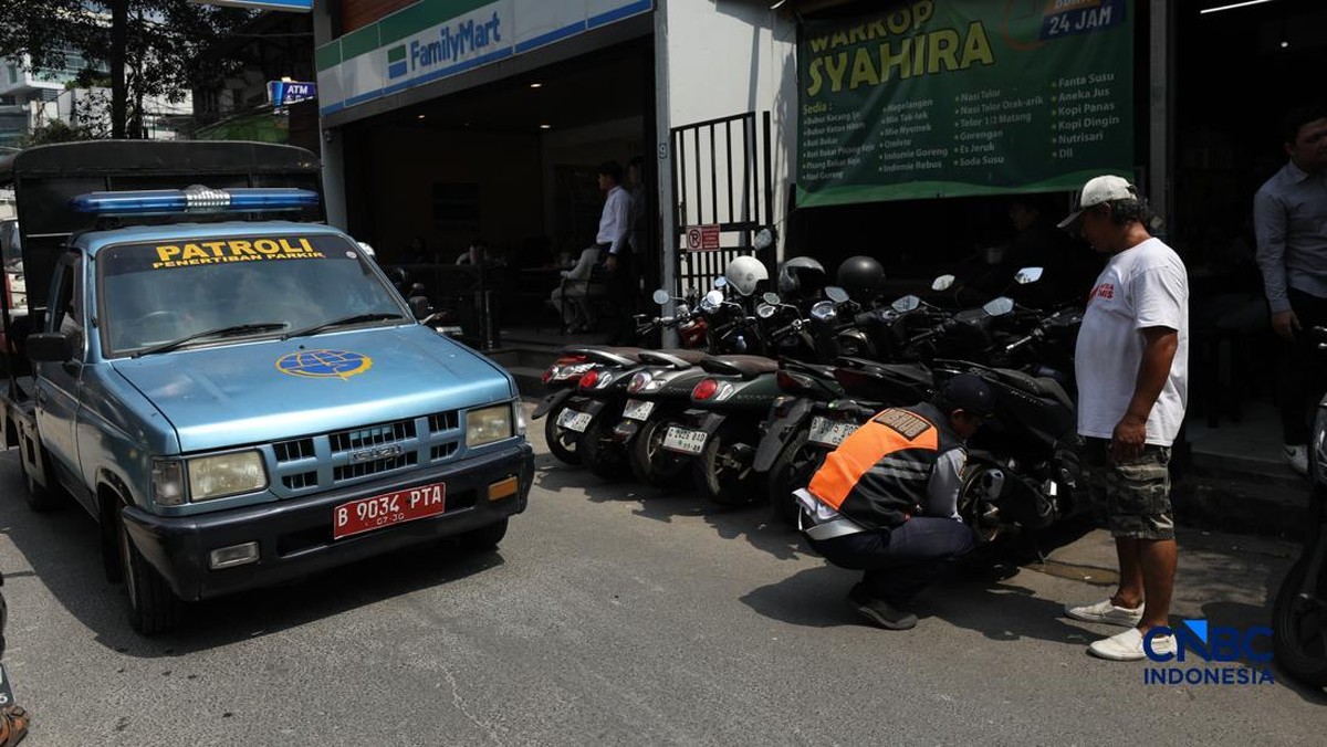 Penampakan Operasi Cabut Pentil Motor di DKI, Jukir Liar Diamankan
