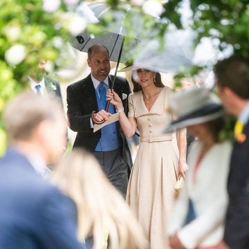 Gaya Kate Middleton dan Pangeran William di Pernikahan Peter Phillips, Elegan dan Berkelas