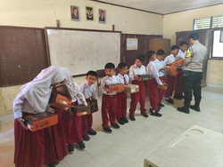 Sepatu Hadiah Kapolres Kuansing yang Bikin Semringah Siswa SD