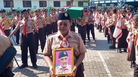 Anggota Pramuka mebawa foto sosok Kaka Herman Sulistyo dalam prosesi upacara pemakaman almarhum di Kota Tangerang, Banten, Minggu (7/6/2026). ANTARA/HO-Pramuka.Id