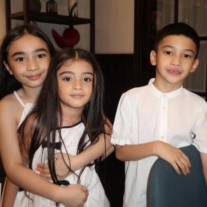 <p>Tidak hanya momen saat berkuda, kedekatan Raqeema dengan sepupunya, Guzelim Aracelli Ali Syakieb, putri dari Ali Syakieb dan Margin Wieheerm, juga turut mencuri perhatian netizen. Keduanya diketahui memiliki usia yang tidak terpaut jauh, yakni hanya sekitar 3 tahun. (Foto: Instagram @marginw)</p>