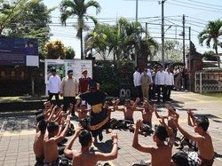 Prabowo Disambut Tari Kecak Saat Kunjungi Sekolah Rakyat di Tabanan