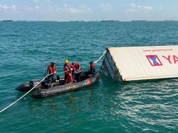 107 Kontainer Hanyut Usai Kapal Kargo Tenggelam, KSOP Batam Lakukan Evakuasi