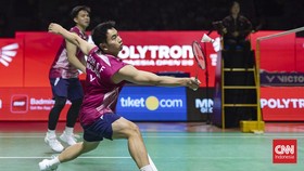 Pebulu tangkis ganda putra Indonesia Raymond Indra dan Nikolaus Joaquin mengembalikan kok ke arah ganda putra Malaysia Goh Sze Fei dan Nur Izzuddin pada final Polytron Indonesia Open 2026 di Istora Senayan, Jakarta, Minggu (7/6/2026). Raymond Indra d