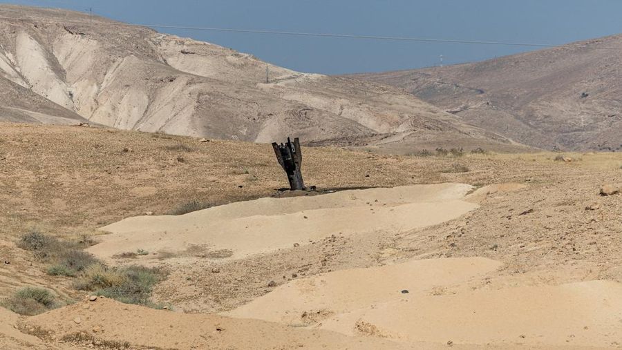 Sebagian rudal mencuat dari tanah setelah serangan dari Iran, di Tepi Barat bagian tengah nan diduduki Israel, 8 Juni 2026. (REUTERS/Naama Stern)