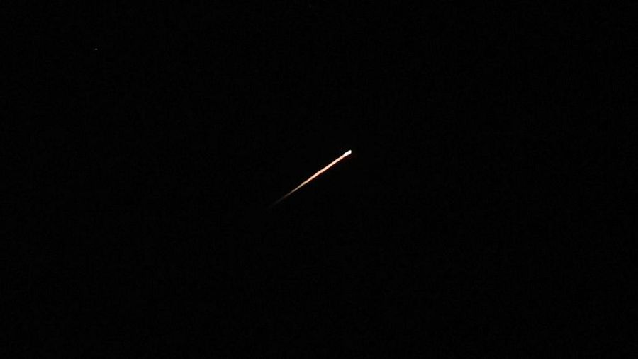 Seberkas sinar menerangi langit selama serangan rudal dari Iran ke arah Israel, seperti nan terlihat dari Yerusalem, 7 Juni 2026.