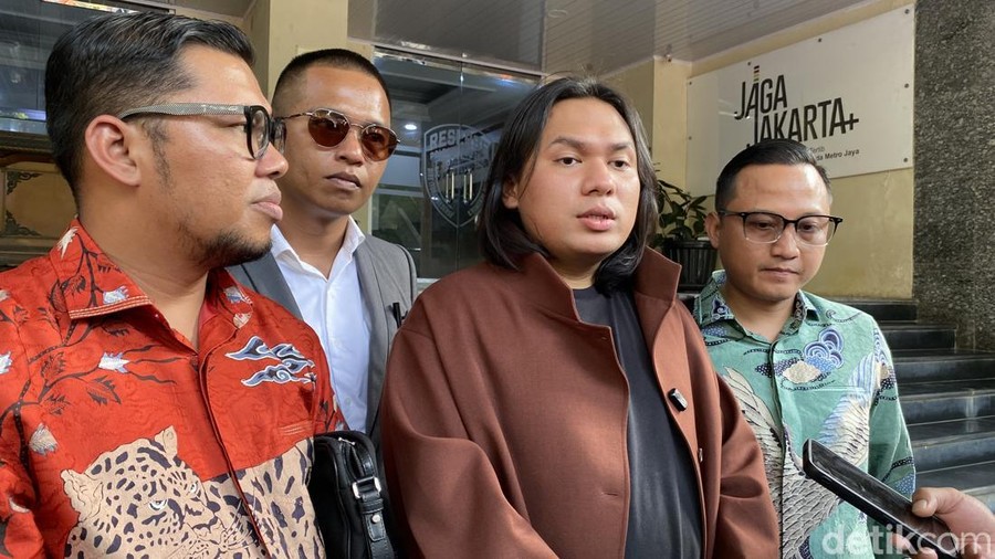 Selebgram Keanu Angelo diperiksa di Polda Metro Jaya terkait promosi umrah Hanania Travel&period;