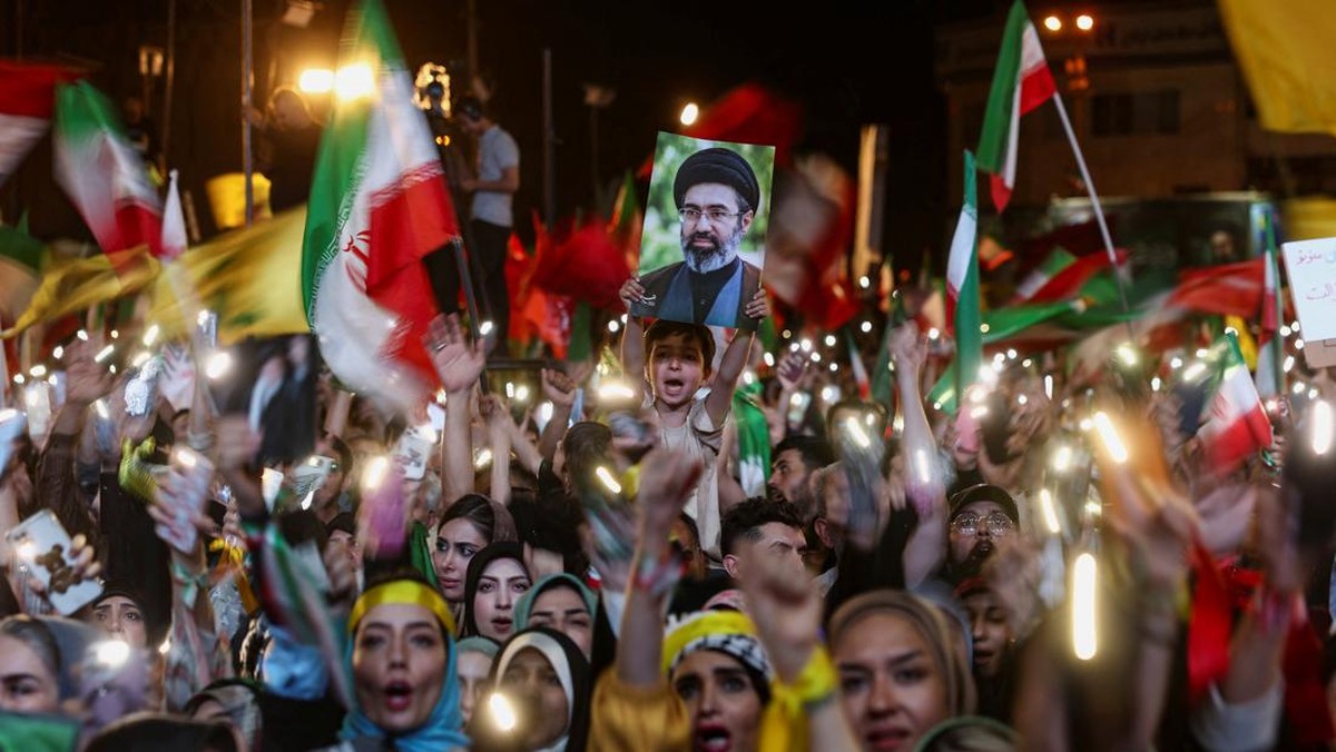 Kenapa Mojtaba Khamenei Tak Datang saat Pemakaman Ayatollah Khamenei?