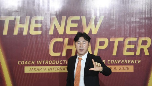Pelatih asal Korea Selatan, Shin Tae-Yong menjawab pertanyaan wartawan saat perkenalan pelatih baru Persija Jakarta di Jakarta International Stadium (JIS), Jakarta, Senin (8/6/2026). Persija Jakarta resmi mengontrak mantan pelatih Timnas Indonesia, S
