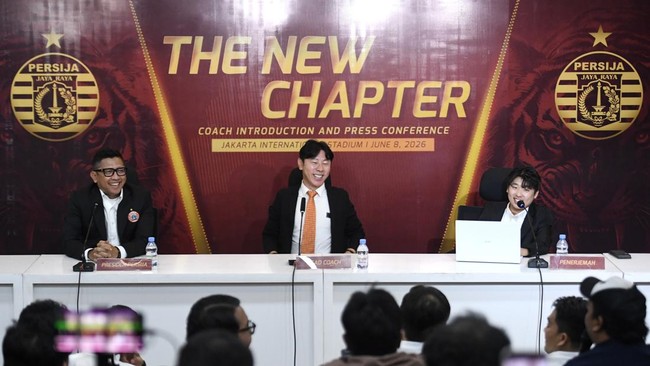 Presiden Persija Jakarta Mohamad Prapanca (kiri) mendampingi pelatih asal Korea Selatan, Shin Tae-Yong (tengah) dan penerjemah Jeong Seok Seo (kanan) menjawab pertanyaan wartawan saat perkenalan pelatih baru Persija Jakarta di Jakarta International S
