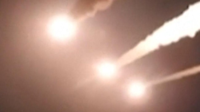 Iran melancarakan rentetan rudal ke Israel sebagai balasan atas serangan di Beiurt pada Minggu (7/6).
