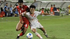 Pesepak bola Timnas Indonesia U-19 Evandra Florasta (kiri) berebut bola dengan pesepak bola Vietnam U-19 Tan Dung Le (kanan) pada pertandingan Piala AFF U-19 2026 di Stadion Utama Sumatera Utara, Kabupaten Deli Serdang, Minggu (7/6/2026). Indonesia b