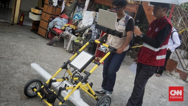 Tim peneliti dari Universitas Gadjah Mada (UGM) menemukan sejumlah retakan dengan kedalaman tertentu di bawah permukaan lantai rumah Mutfiana alias Fia di Seyegan, Sleman, DIY.