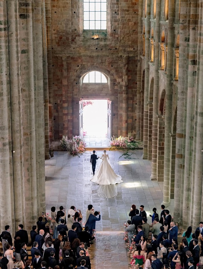 Ming Xi dan Mario Ho memilih lokasi pernikahan yang belum pernah digunakan sebelumnya untuk acara serupa. Venue bersejarah ini bahkan mencatatkan rekor baru dalam sejarah Mont Saint-Michel./ Foto: instagram.com/mingxi11