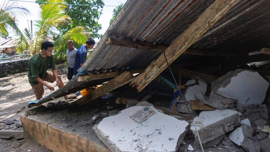Warga pemindahan setelah gempa bumi di lepas pantai selatan pulau Mindanao, Filipina, nan juga dirasakan di Tabukan Utara. Kabupaten Kepulauan Sangihe, provinsi Sulawesi Utara, Senin (8/6/2026). (REUTERS/Stenly Pontolawokang)