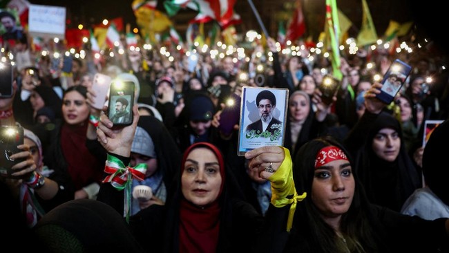 Warga Tehran Rayakan Serangan ke Israel